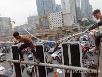 男子爬信号灯轻生 避开安全气垫纵身跳下