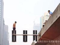 男子爬信号灯轻生 避开安全气垫纵身跳下
