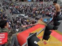 男子爬信号灯轻生 避开安全气垫纵身跳下