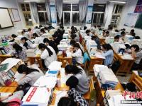 江苏连云港高三学生“挑灯夜读”迎高考