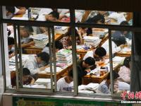 江苏连云港高三学生“挑灯夜读”迎高考