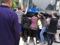 女子用身体护子被卷车底 市民抬车救人