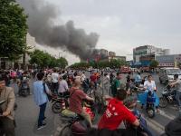 杭州一市场发生火灾 市民冒险爬楼顶围观