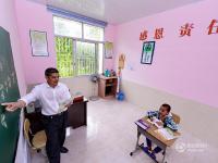 福建一乡村小学仅剩一位学生 老师坚持上课