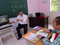 福建一乡村小学仅剩一位学生 老师坚持上课