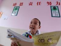 福建一乡村小学仅剩一位学生 老师坚持上课