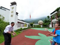 福建一乡村小学仅剩一位学生 老师坚持上课