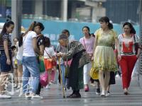 94岁老婆婆路边卖花10年 收到假钞就直接烧掉