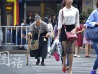94岁老婆婆路边卖花10年 收到假钞就直接烧掉