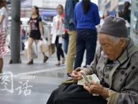 94岁老婆婆路边卖花10年 收到假钞就直接烧掉