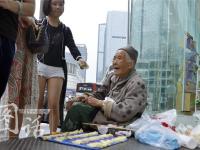 94岁老婆婆路边卖花10年 收到假钞就直接烧掉