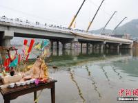 千名壮汉护送“苗族第一龙舟”下水 场面壮观