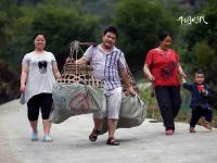 广西罕见十口之家：四代同堂 还有五个民族