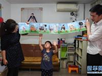“80后”爸爸4年为孩子绘制近百本绘本