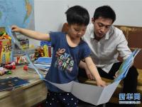 “80后”爸爸4年为孩子绘制近百本绘本