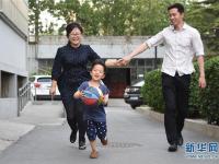 “80后”爸爸4年为孩子绘制近百本绘本