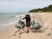 海南八旬老人海边捡垃圾 凌晨3点打手电出发