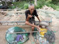 海南八旬老人海边捡垃圾 凌晨3点打手电出发