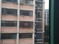 男子徒手爬六层楼救下被阳台挂住小女孩