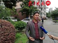 男子徒手爬六层楼救下被阳台挂住小女孩