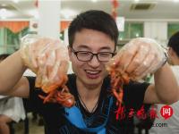 高校毕业季开龙虾美食节 学生大快朵颐