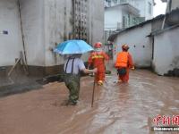 浙江建德发生洪涝多人被困 消防紧急救援