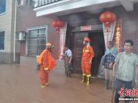 浙江建德发生洪涝多人被困 消防紧急救援