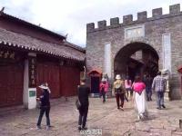 丽江古城商铺集体罢市关门 抵制围城收费