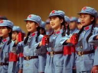 山东小学生穿红军装唱红歌庆祝儿童节