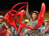 山东小学生穿红军装唱红歌庆祝儿童节