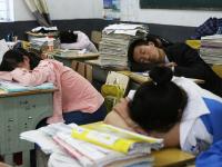 高考冲刺百态：安徽千名中学生趴课桌午休