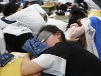 高考冲刺百态：安徽千名中学生趴课桌午休