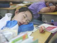 高考冲刺百态：安徽千名中学生趴课桌午休