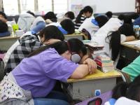 高考冲刺百态：安徽千名中学生趴课桌午休