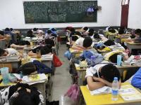 高考冲刺百态：安徽千名中学生趴课桌午休
