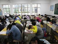 高考冲刺百态：安徽千名中学生趴课桌午休