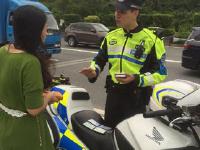 女司机打电话被罚 求交警打折处理
