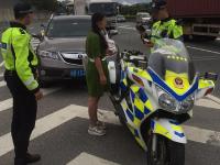 女司机打电话被罚 求交警打折处理