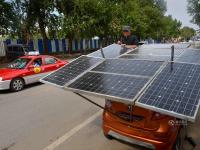 沈阳七旬老人将电动汽车改装成“太阳能车”