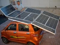 沈阳七旬老人将电动汽车改装成“太阳能车”