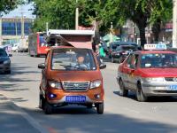 沈阳七旬老人将电动汽车改装成“太阳能车”