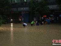 重庆22个区县遭遇暴雨袭击 多地出现内涝等灾情