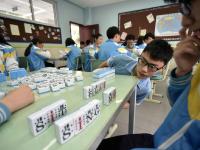 成都一中学校长发明“英语麻将” 帮学生学英语