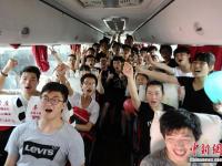 长沙高三学子赴考 2000余名师生拉横幅助威