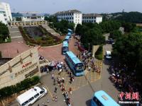 长沙高三学子赴考 2000余名师生拉横幅助威