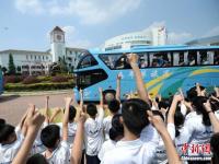 长沙高三学子赴考 2000余名师生拉横幅助威