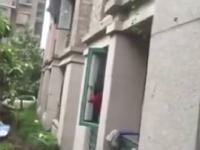 温州一父亲在大火中将三岁半女儿从三楼抛出