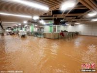 广西在建地铁站被洪水浸泡 站内成“地下河”