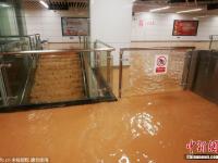 广西在建地铁站被洪水浸泡 站内成“地下河”