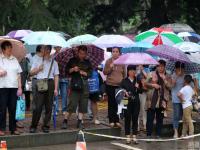 山东泰安大雨来袭 家长坚持雨中候考